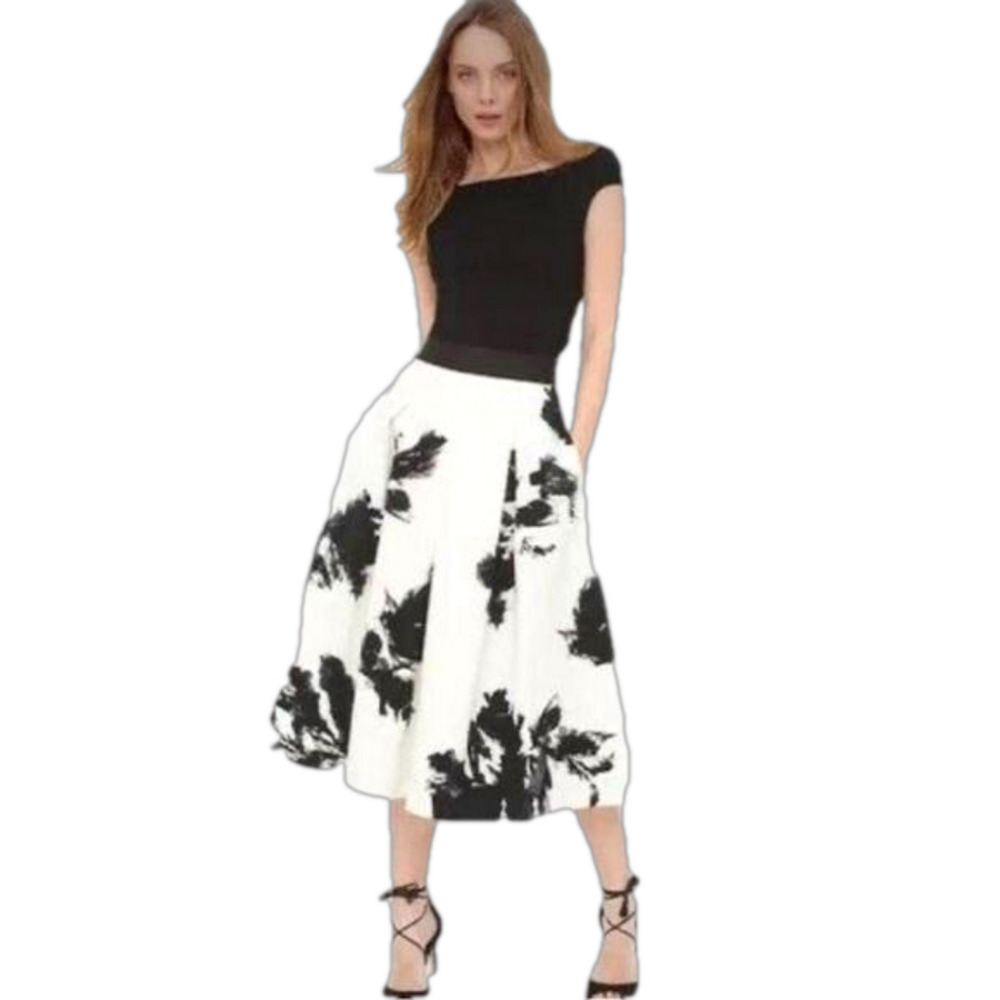 White House Black Market Ivory|Black Pleated Skirt Size 0